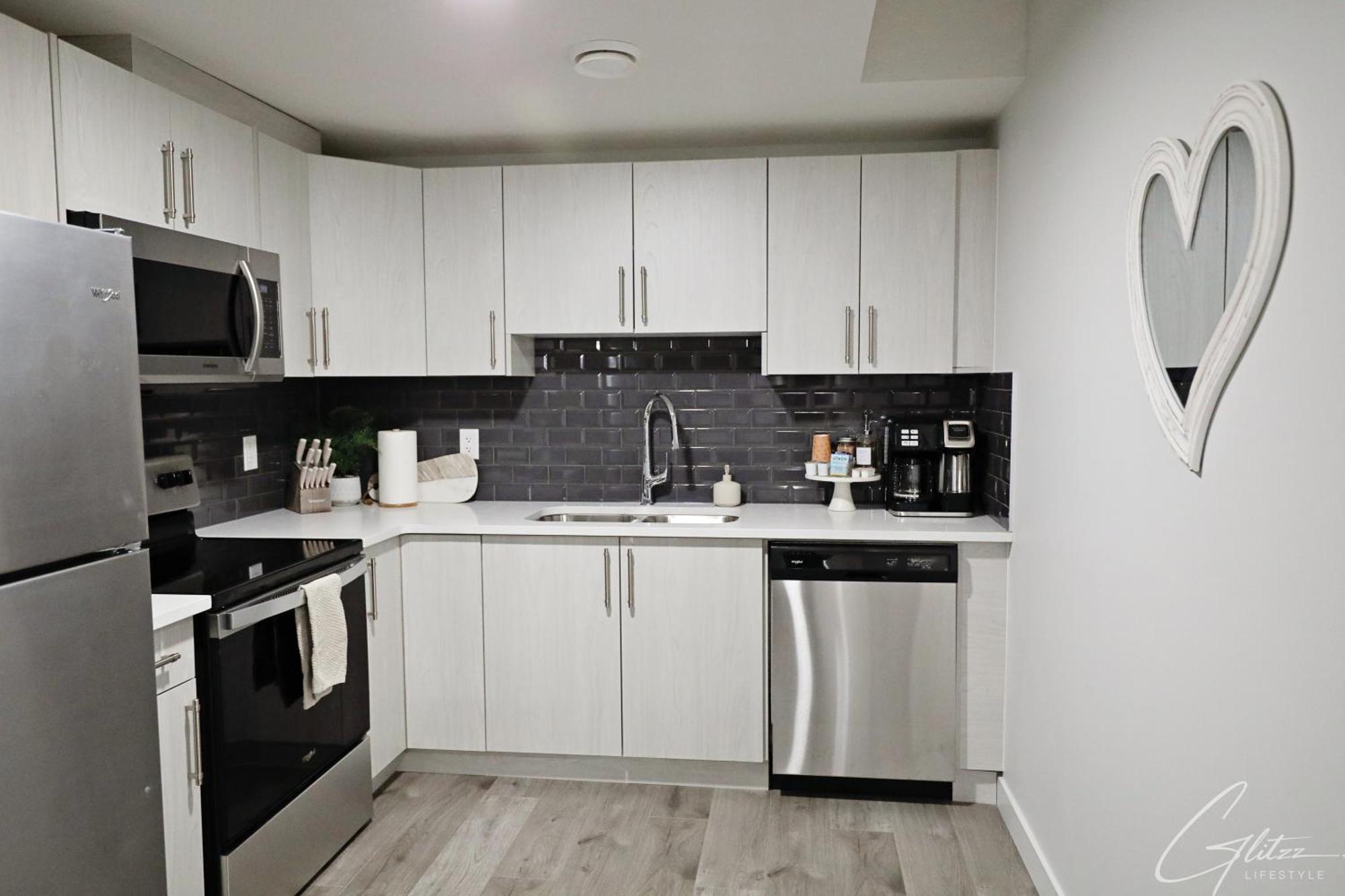 Beautiful Home With 4 King Beds,Airport,Disney+ Έντμοντον Εξωτερικό φωτογραφία